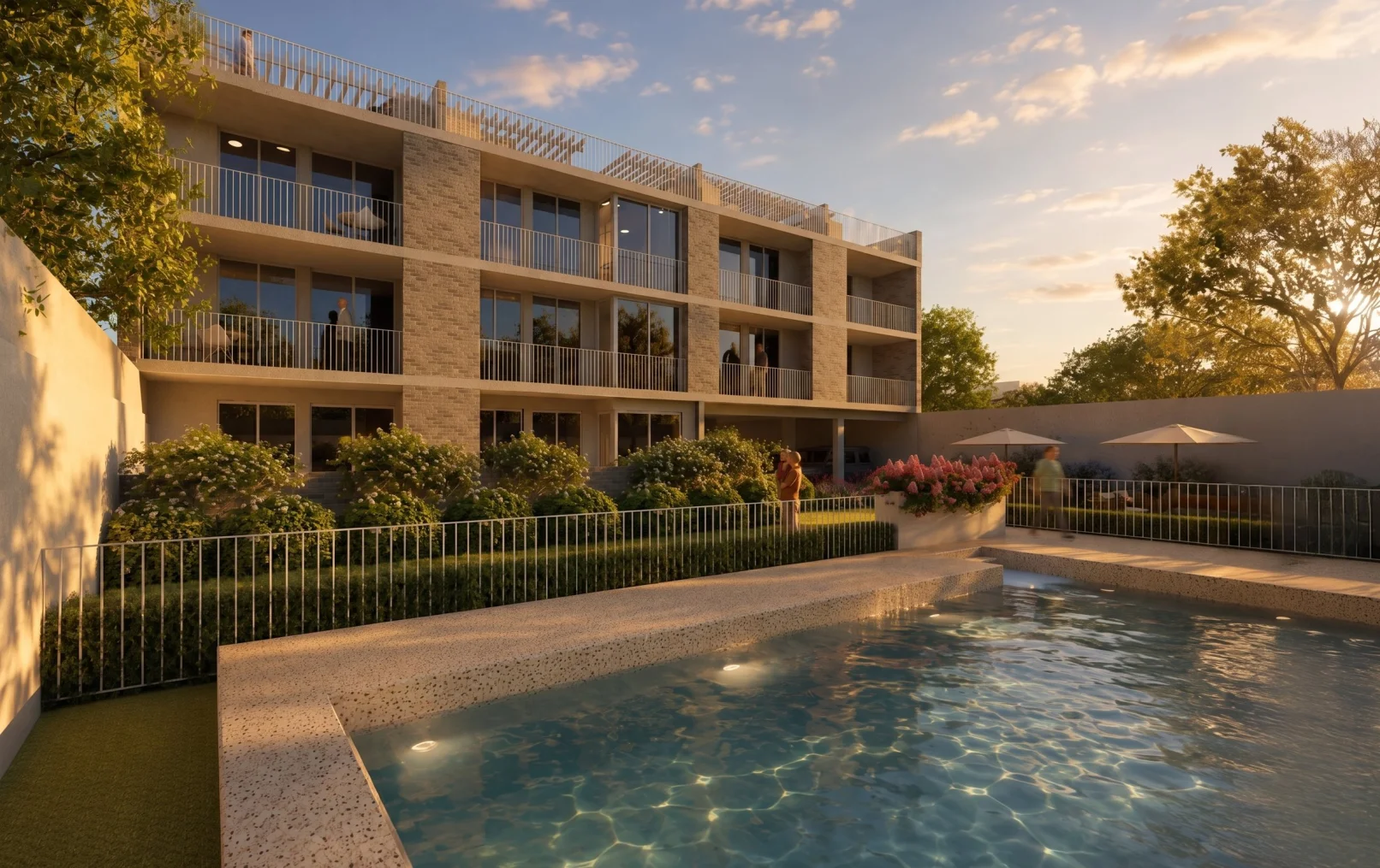 Condominio Independencia: la piscina frente al edificio al atardecer